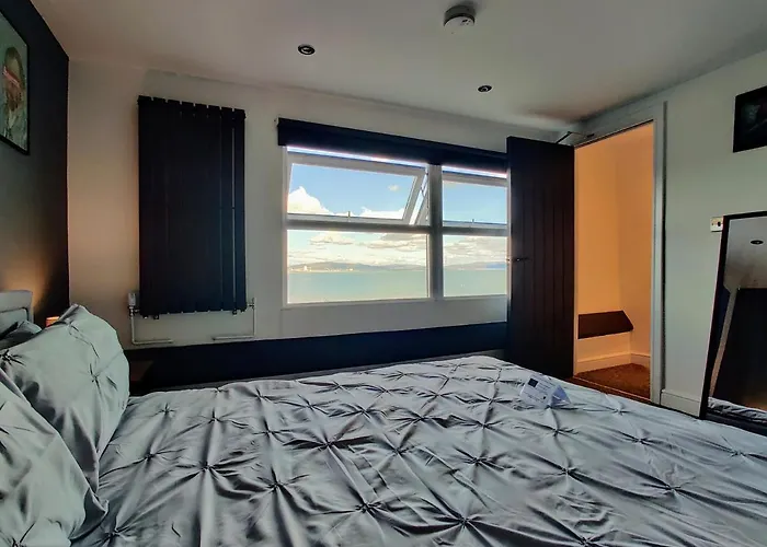 The Clifton - Sea View Home - By Tifa Stays