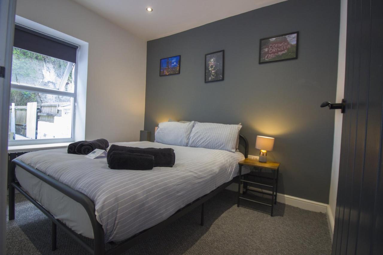 The Clifton - Sea View - By Tifa Stays Swansea